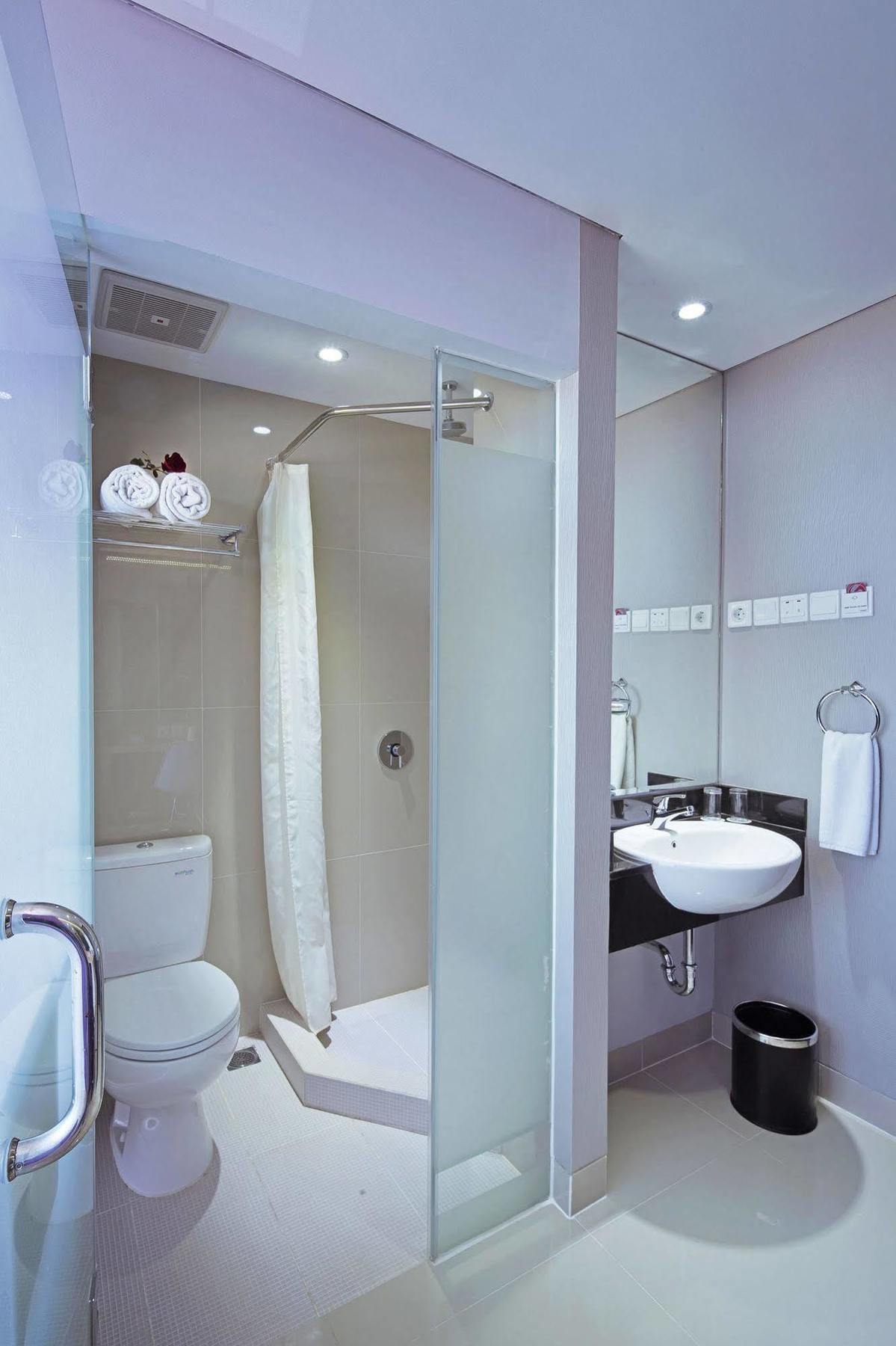 G Suites Hotel By Amithya Surabaya Exterior photo